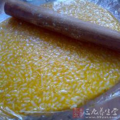 上下都放上面粉,用擀面杖擀成大小合適的圓餅 上下都放上面粉,用擀面杖擀成大小合適的圓餅