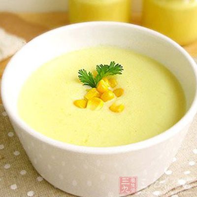 用炒勺弄一勺玉米面糊糊 用炒勺弄一勺玉米面糊糊
