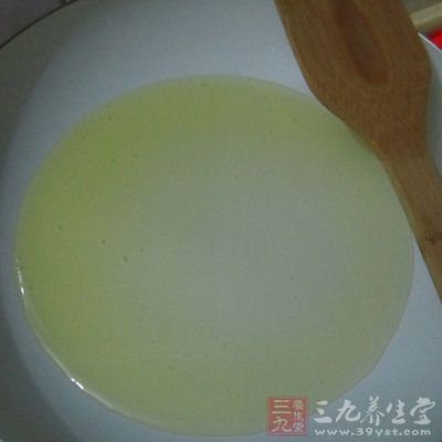 平鍋抹少許油中火加熱 平鍋抹少許油中火加熱