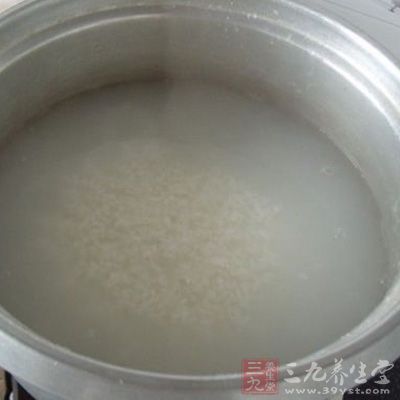 大米淘淨,硬質的米要用水泡2小時以上 大米淘淨,硬質的米要用水泡2小時以上