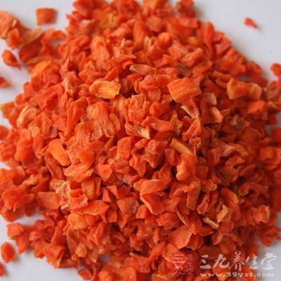 將切好的胡蘿卜粒、油菜、洋蔥粒放入米飯裡拌勻 將切好的胡蘿卜粒、油菜、洋蔥粒放入米飯裡拌勻