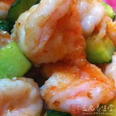 倒入蝦仁翻炒均勻 倒入蝦仁翻炒均勻
