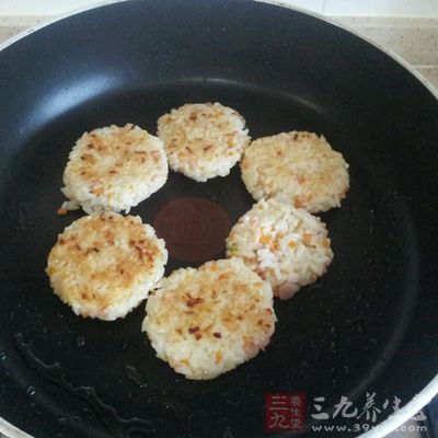 將米餅放入鍋,慢慢煎 將米餅放入鍋,慢慢煎
