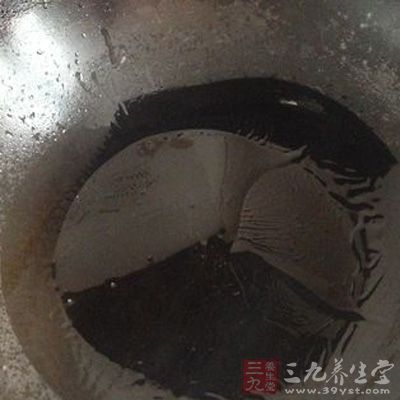 在鍋中放入適量的食用油 在鍋中放入適量的食用油