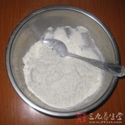 將糯米粉和粳米粉擱入大盆中 將糯米粉和粳米粉擱入大盆中
