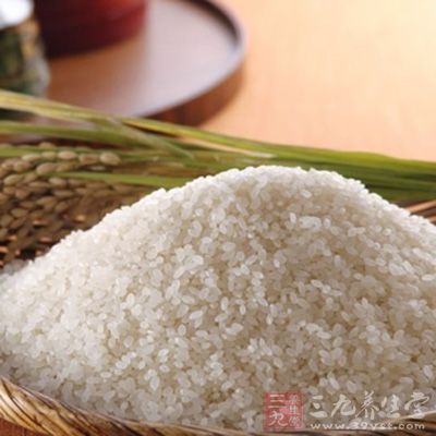 材料:糯米50克,紅棗20個 材料:糯米50克,紅棗20個