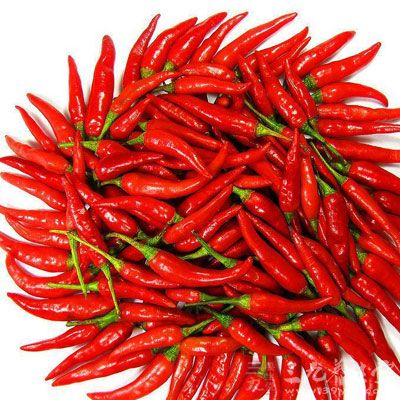 而辛辣食品如辣椒、生姜、芥末、胡椒等性質溫熱