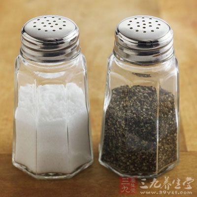 糖尿病人應以低鈉飲食為宜，每日食鹽量控制在3克以內
