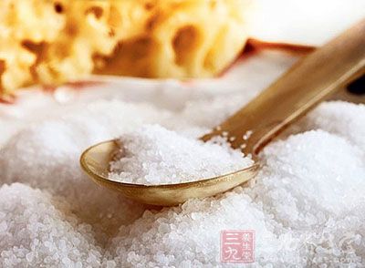 糖尿病人應以低鈉飲食為宜，每日食鹽量控制在3克以內
