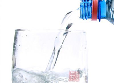 對於伴有發熱的肺炎患者更應注意多飲水