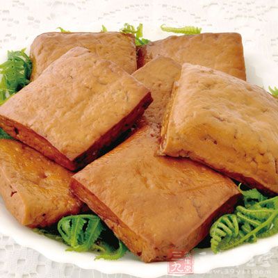 材料：香干、芹菜、蔥花、料酒、食鹽、食用油、味精