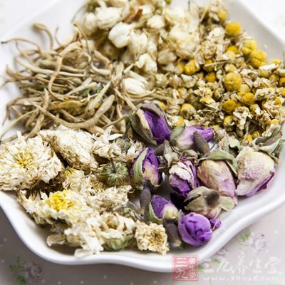 七樣止渴湯 取金銀花、白菊花、玫瑰花各10克,麥冬、五味子、整玉竹各9克,酸梅50克 七樣止渴湯 取金銀花、白菊花、玫瑰花各10克,麥冬、五味子、整玉竹各9克,酸梅50克
