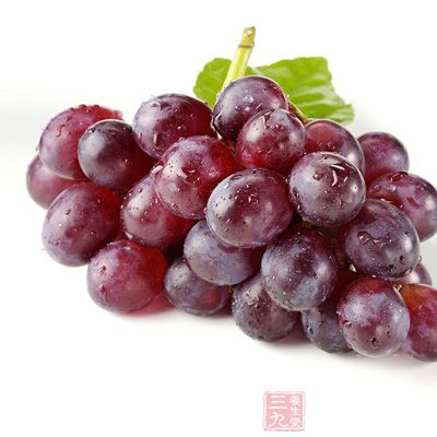 葡萄、葡萄汁與葡萄酒一樣含有一種白黎蘆醇，是能降低膽固醇的天然物質