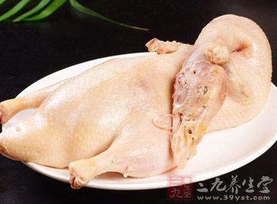 老鴨肉是含B族維生素和維生素E比較多的肉類，與畜肉不同的是老鴨肉中鉀含量最高，還含有較高量的鐵、銅、鋅等微量元素