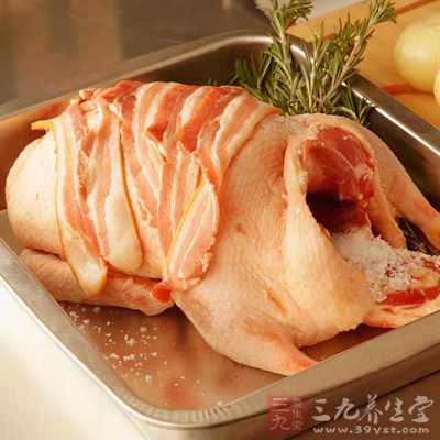 老鴨可以說是暑天的清補佳品，它不僅營養豐富，而且因其常年在水中生活，性偏涼，有滋五髒之陽、清虛勞之熱、補血行水、養胃生津的功效