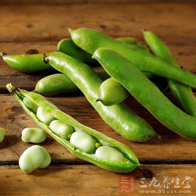 蠶豆中的維生素C可以延緩動脈硬化，蠶豆皮中的膳食纖維有降低膽固醇、促進腸蠕動的作用