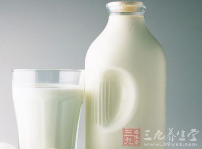 喝酒前不妨能喝杯牛奶，不僅可以養胃，還可以形成保護膜，讓酒精對胃的傷害大大降低