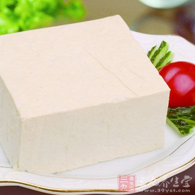 豆腐營養豐富，含有鐵、鈣、磷、鎂等人體必需的多種微量元素，還含有糖類、植物油和豐富的優質蛋白