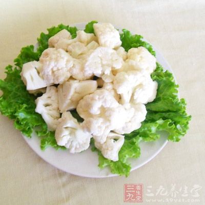 菜花不但能給人補充一定量的硒和維生素C，同時也能供給豐富的胡蘿卜素，起到阻止癌前病變細胞形成的作用，抑制癌腫生長