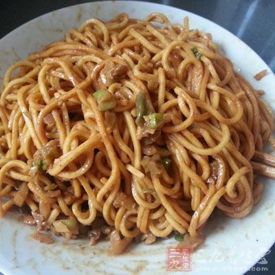 最後,把芝麻醬,用香油,老抽,生抽,鹽拌勻 最後,把芝麻醬,用香油,老抽,生抽,鹽拌勻