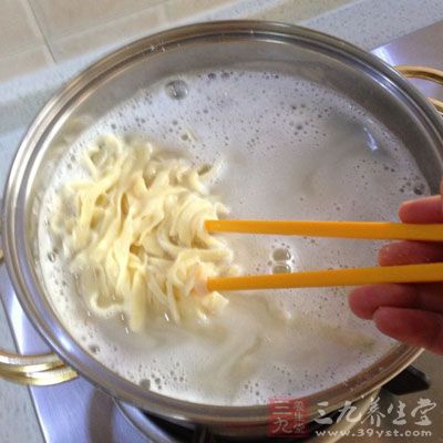 熱干面入沸水鍋焯燙十幾秒後迅速撈出 熱干面入沸水鍋焯燙十幾秒後迅速撈出