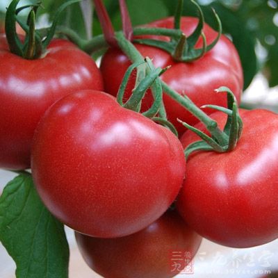 番茄含胡蘿卜素和維生素A、C，有祛雀斑、美容、抗衰老、護膚等功效