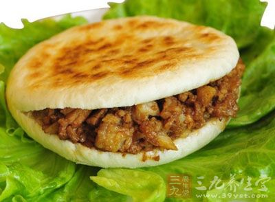 肉夾馍是古漢語“肉夾於馍”的簡稱