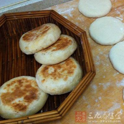 平底鍋加熱，不用放油，放上面餅坯烙成兩面金黃色即成