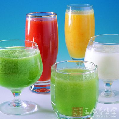 鮮果汁主要成分是維生素、礦物質及碳水化合物，只含少量植物蛋白質，易於吸收