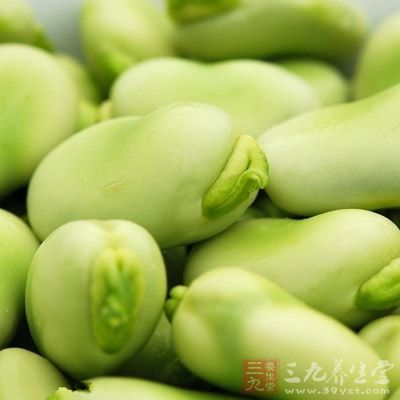 蠶豆有大量的鈣、鋅等元素，還含有很多的膽鹼，多吃蠶豆有助於增加記憶力，還有健腦的作用