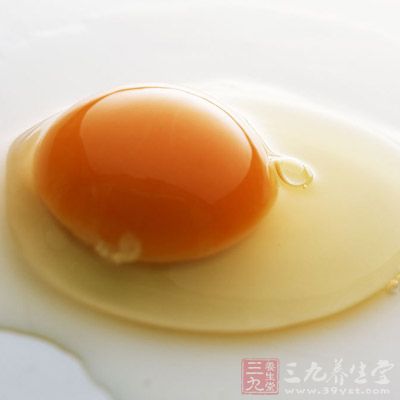 雞蛋清不但可以使皮膚變白，而且能使皮膚細嫩