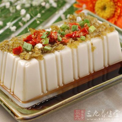 豆腐消化慢，小兒消化不良者不宜多食；豆腐含嘌呤較多，痛風病人及血尿酸濃度增高的患者慎食