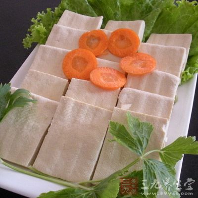 上了年紀的人可以多吃豆腐，從而減少便秘