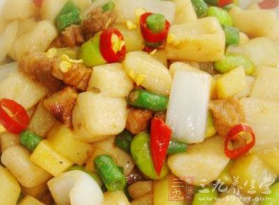 炒疙瘩是北京的一種特色的炒面食品