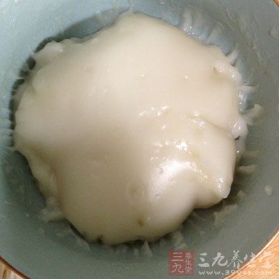 糯米粉、澱粉、糖粉、色拉油、水等，混合攪拌成漿的樣子