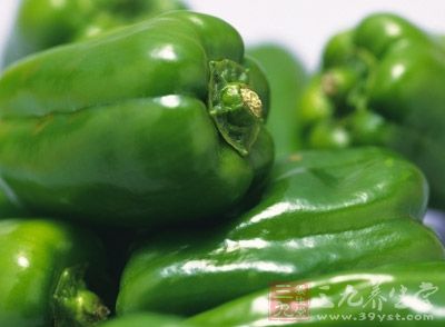 辣椒味辛、性熱,入心、脾經;有溫中散寒,開胃消食的功效;主治寒滯腹痛,嘔吐、瀉痢,凍瘡,脾胃許寒,傷風感冒等症 辣椒味辛、性熱,入心、脾經;有溫中散寒,開胃消食的功效;主治寒滯腹痛,嘔吐、瀉痢,凍瘡,脾胃許寒,傷風感冒等症