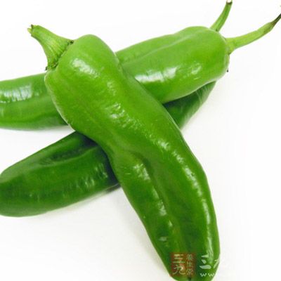 辣椒辛溫,能夠通過發汗而降低體溫,並緩解肌肉疼痛,因此具有較強的解熱鎮痛作用 辣椒辛溫,能夠通過發汗而降低體溫,並緩解肌肉疼痛,因此具有較強的解熱鎮痛作用