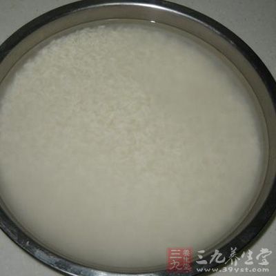 糯米，泡了一夜，然後蒸熟