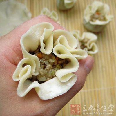 燒賣的面皮，然後開始包，燒賣