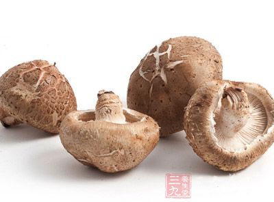 香菇可以降低膽固醇、降血壓的作用。香菇汁完全可以代替降壓劑，而且沒有副作用