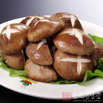 香菇中含腺瞟吟、膽鹼、酪氨酸、氧化酶以及某些核酸物質，能起到降壓、降膽固醇、降血脂的作用