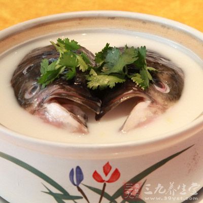 魚頭湯有養肝明目的功效，天麻膠質重，味甘甜而帶苦澀，具有益氣定驚、鎮痛養肝、祛風濕、強筋骨等效用