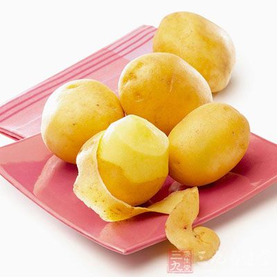 先將土豆削皮