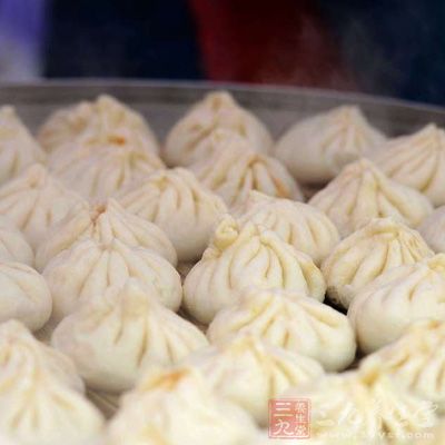 將包子生坯擺入屜中，用旺火沸水蒸熟，即可食用