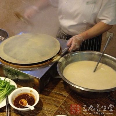 傳統的手工制煎餅的過程非常復雜