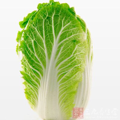 白菜中所含的維生素C，在體內形成一種“透明質酸抑制物”，這種物質具有抗癌作用，可使癌細胞喪失活力