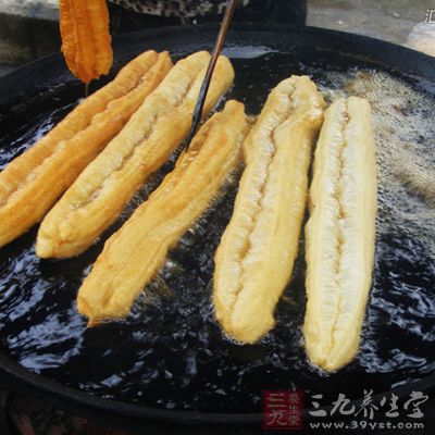 放入油鍋裡炸至金黃色撈出即可