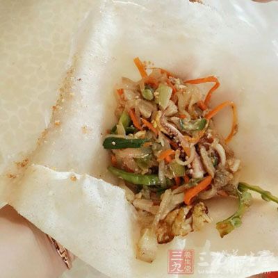 泉州的“潤餅菜”是以面粉為原料擦制烘成薄皮