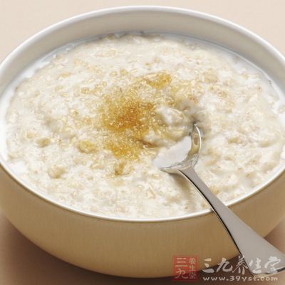 麥皮100G,牛奶300G,砂糖100G,黃油5G,鹽適量.麥皮煮粥(線以水浸泡約半小時)將熟時加牛奶,再煮約10分鐘,加白糖,黃油,鹽煮至麥皮已爛