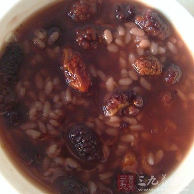 將煮好的大米白粥、小米粥、麥片粥等白味粥，調入桑椹粒和桑椹汁。通便養胃、消暑清熱